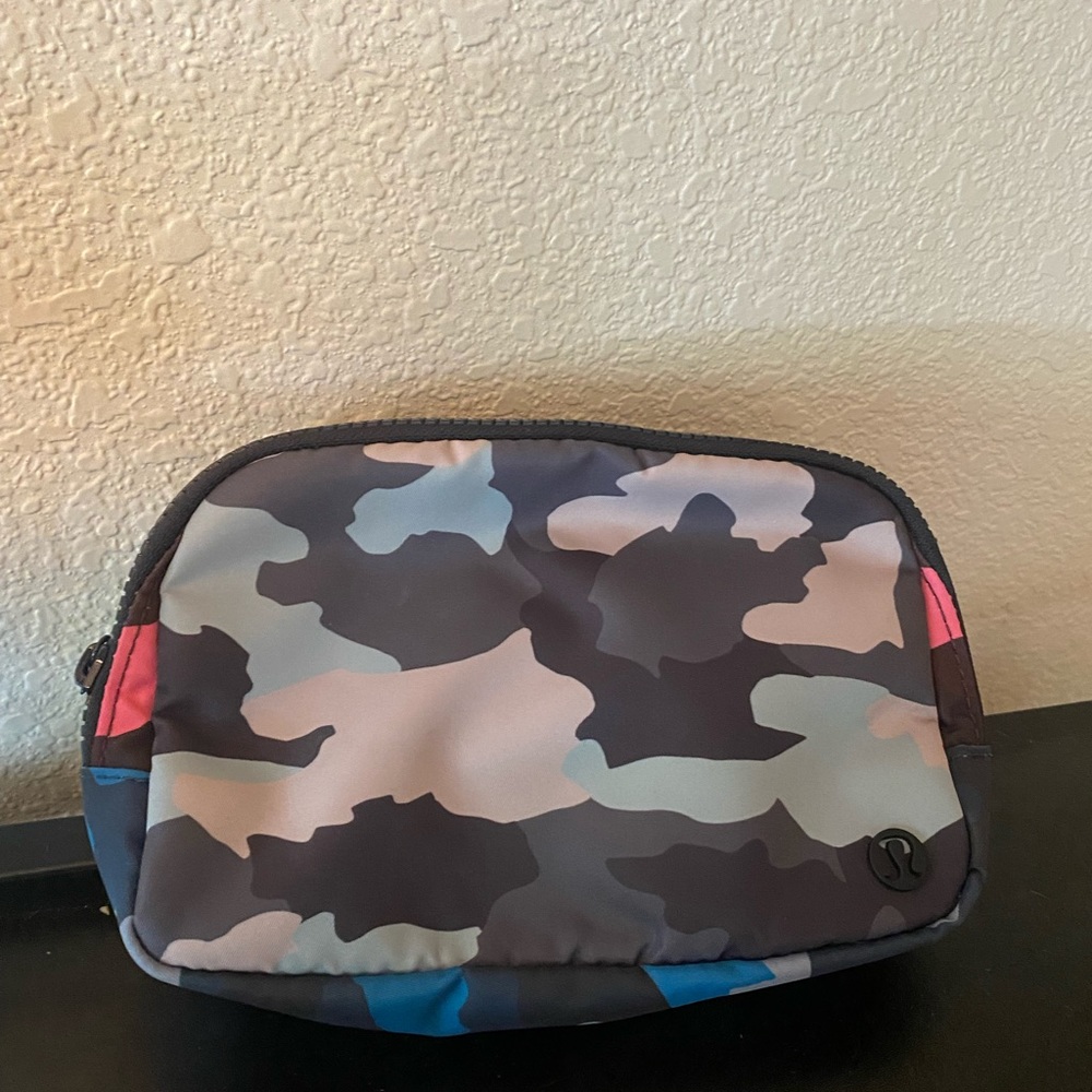 Everywhere Belt Bag Lululemon Fanny Pack (color: heritage camo)